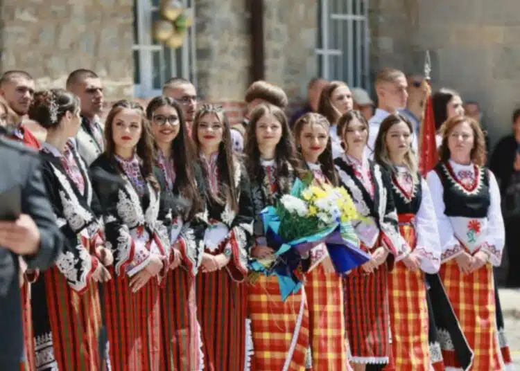 Адмирации към абитуриентите от Родопите! Вместо скъпи тоалети, избраха народните носии 1