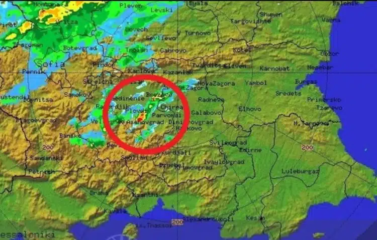 От Meteo Balkans с важно предупреждение: Приятели, следете тази буря! Може да стане суперклетка 1