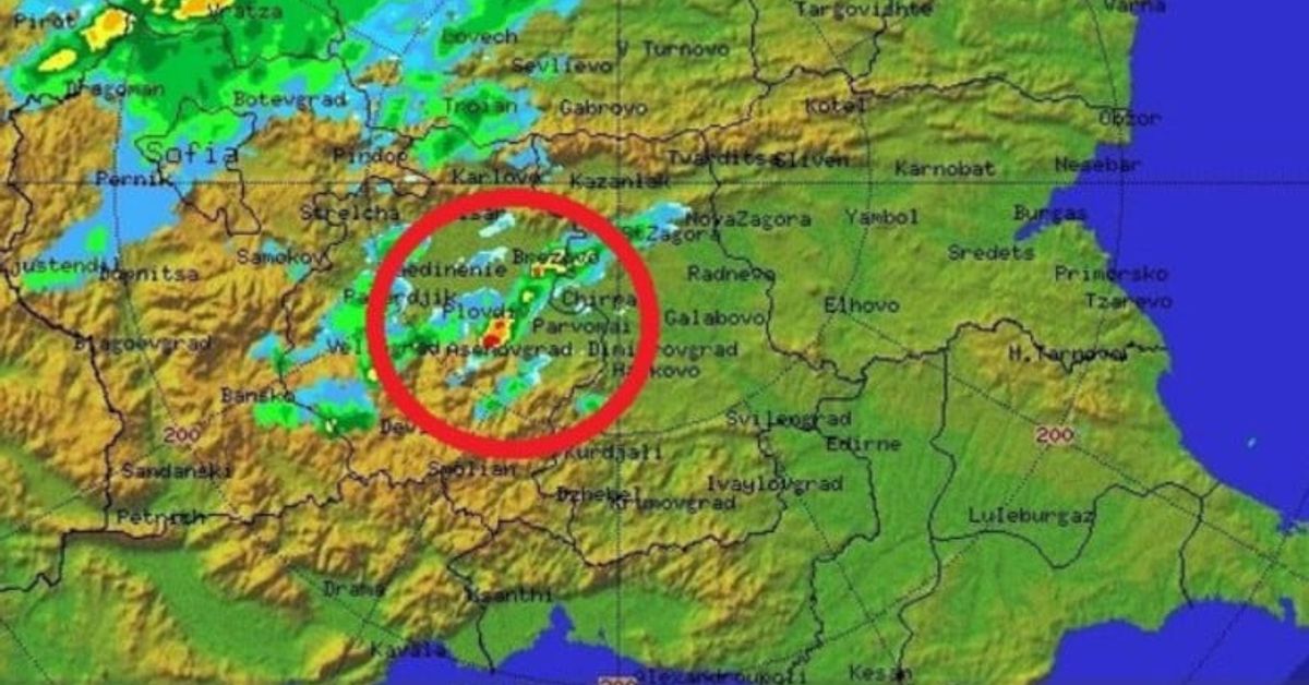 От Meteo Balkans с важно предупреждение: Приятели, следете тази буря! Може да стане суперклетка Радарна карта на времето в България, показваща силни валежи над Пловдив.