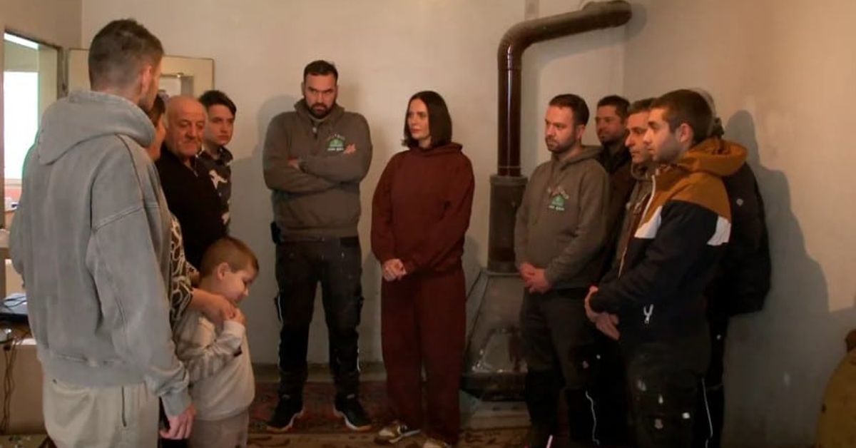 В новия епизод на „Бригада Нов дом“ мечтата на отдадена учителка с трима синове се превръща в реалност Екип от мъже, жена и дете се събират в стая с печка.