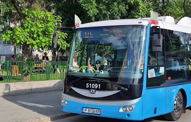 Абитуриенти 2025 година от 12 „б“ клас успяха да смаят цяла България с возилото си 1