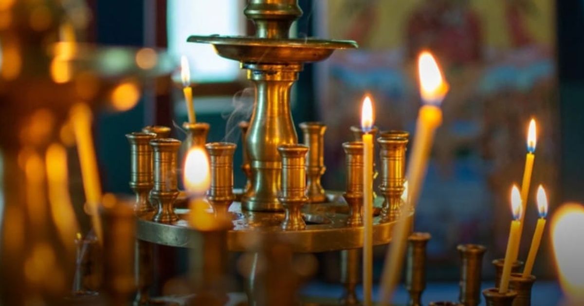 Днес, 14 юни, е църковен празник - почитат се двама светци Запалени свещи в меден църковен свещник с дим.
