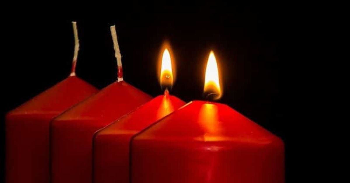 Нашия свят напусна легенда на леката атлетика в България, поклон! Адвентни червени свещи, две от които горят, на черен фон.