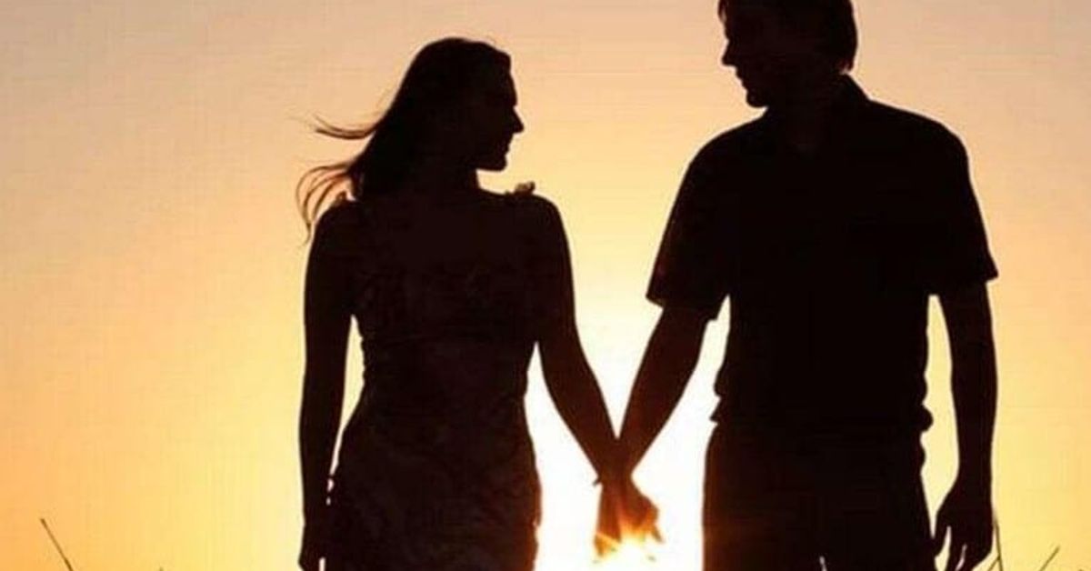 Ще забравят за самотата: 5 зодии, които ще срещнат любовта си през лятото на 2025 г. Романтични силуети на двойка, държаща се за ръце на златен залез.