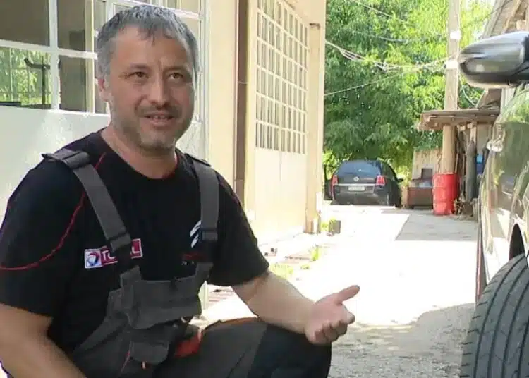 Роден автомонтьор с предупреждение за трите риска за автомобила в жегите 1