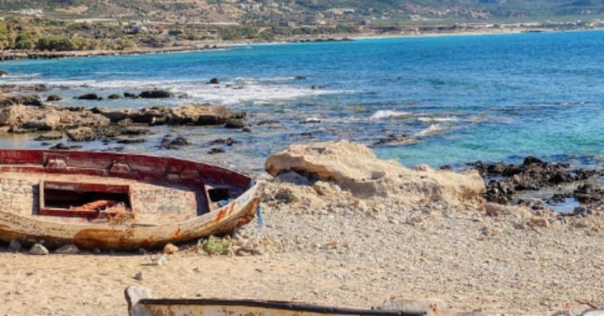 Нашенци в съседна Гърция: За първи път виждаме такава нещо Изоставени лодки на пясъчен плаж до тюркоазено море и скали.