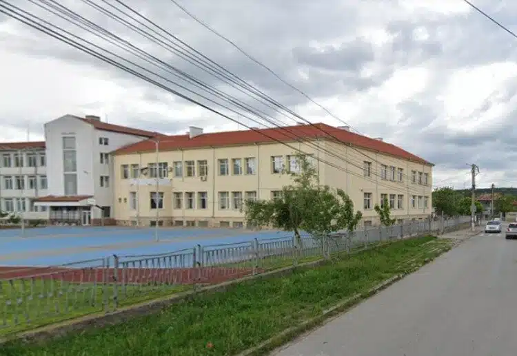 В Разградско 17-годишен е с комоцио, след като го блъсна кола 1