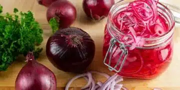 Как бързо да мариновате лук в оцет: стъпка по стъпка рецепта 7