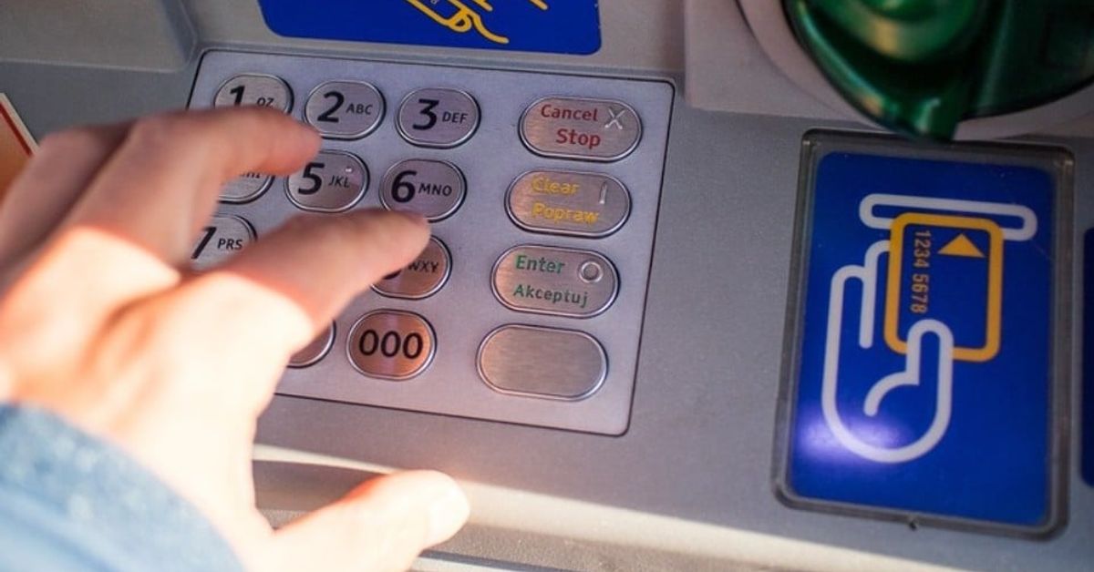 Имаме новина! Намаляват държавната пенсия: Ето защо Ръка въвежда ПИН код на клавиатурата на банкомат.