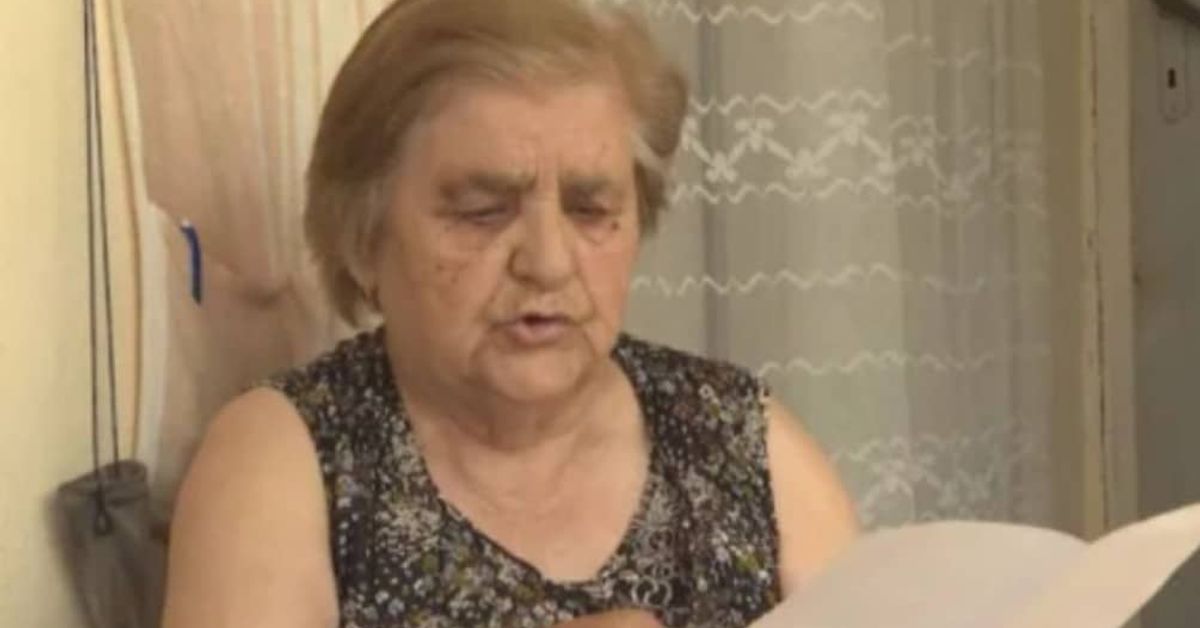 Болна възрастна пенсионерка на 84 години остана без своята пенсия – някой е източил банковата ѝ карта Възрастна жена с къса коса чете документ в домашен интериор.