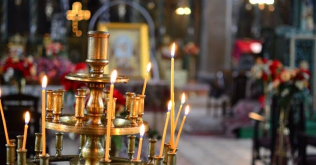Празник 21 юли: защо днес е необходимо да се мият чинии, забрани и знаци на деня Месингов свещник с горящи свещи в православна църква пред икони.