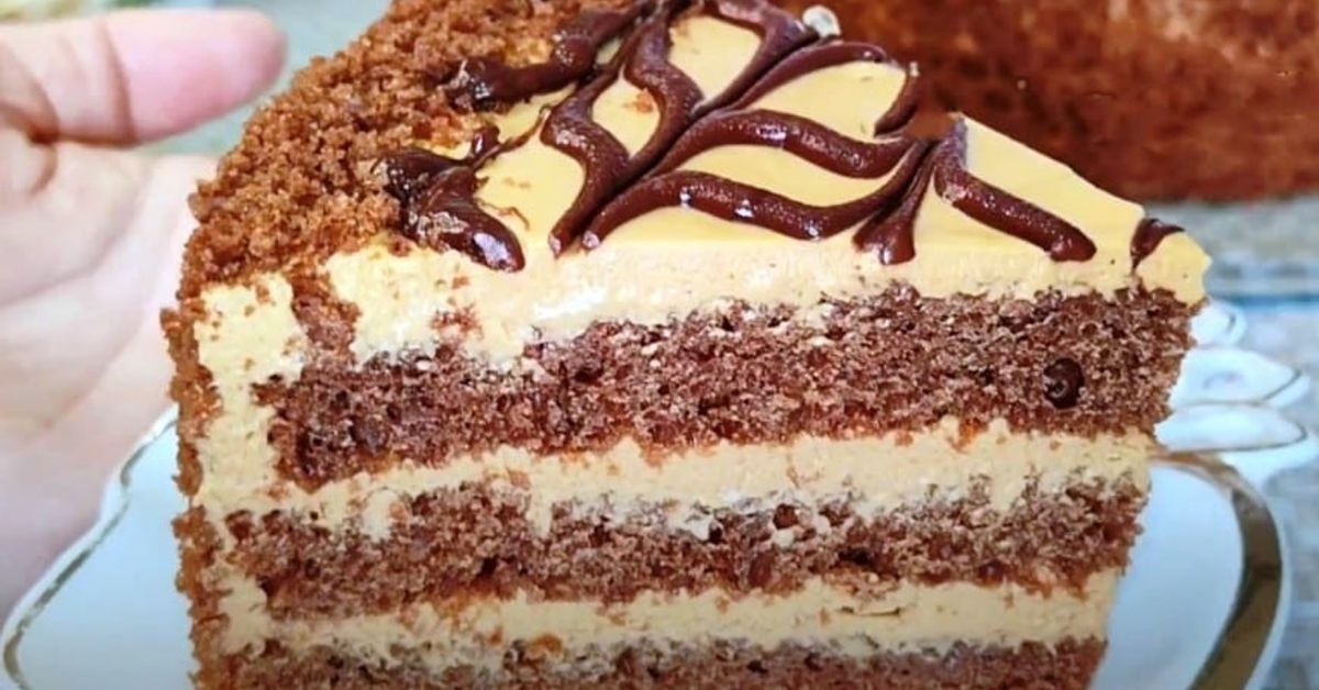 Шоколадова торта, която ще правите всеки ден. Лесна и вкусна рецепта от моята тайна книжка Парче шоколадова торта с карамелен крем, поръсено с трохи и шоколадова глазура.