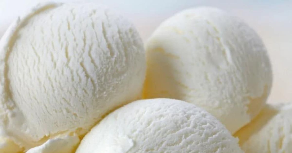 Минимум съставки — максимален вкус: след този домашен сладолед, никога повече няма да си купите сладолед от магазина Няколко апетитни топки кремообразен ванилов сладолед