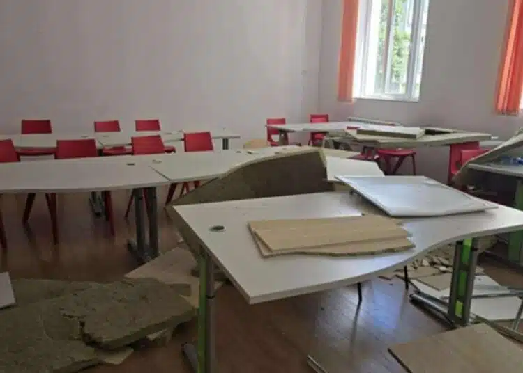 По време на час в пловдивско училище падна таван – наскоро в него е имало ремонт за около 5,3 милиона лева 1 По време на час в пловдивско училище падна таван – наскоро в него е имало ремонт за около 5,3 милиона лева 1