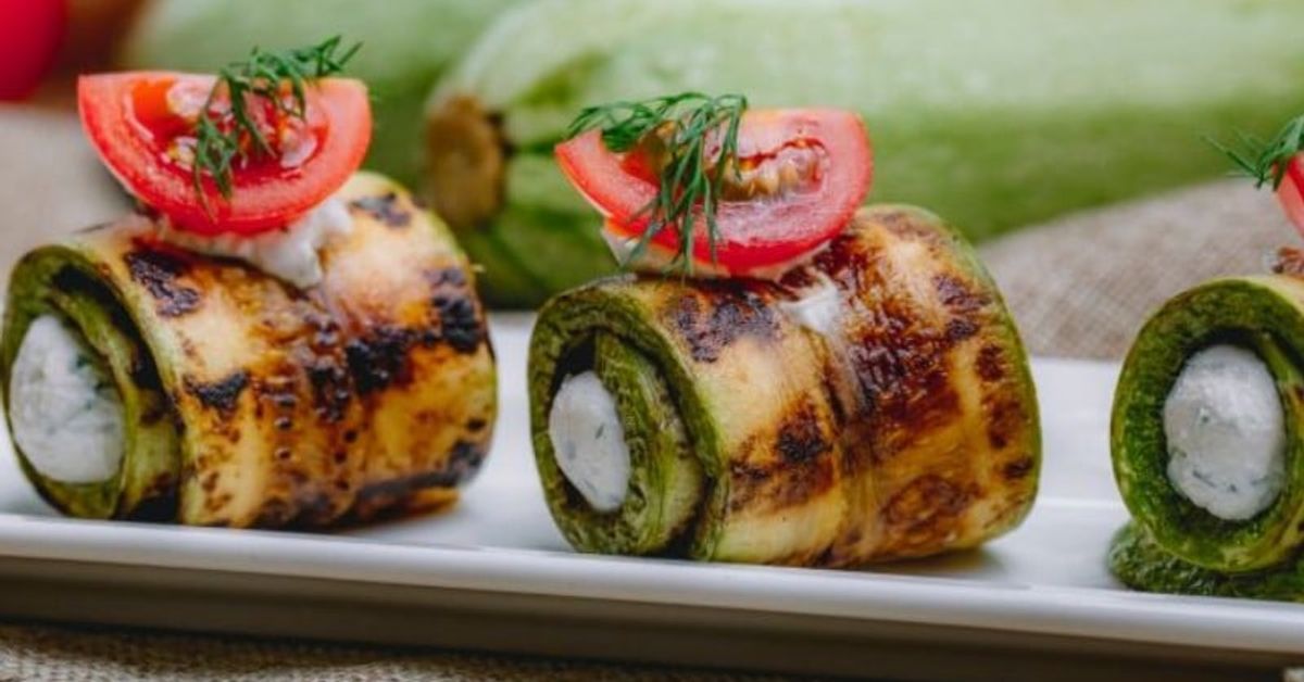 Диетични рулца от тиквички: Вкусна идея за вечеря, без да навредите на фигурата си Гриловани рулца от тиквички с крема сирене, домати и копър