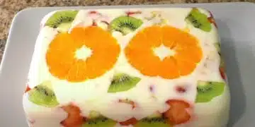 Мляко, заквасена сметана и плодове. Рецепта за 1 час: вкусен и здравословен десерт без желатин и печене 10