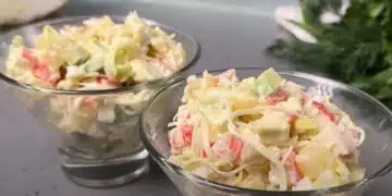 Салата "Новинка" с рачешки пръчици - рецепта само от 4 продукта. Няма нужда да готвите нищо 15
