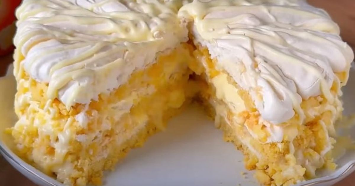 Не очаквах да е толкова вкусно. Торта Плюшено мече: Засипаха ме с благодарности за тази рецепта Апетитна торта с жълти слоеве, бял крем и глазура, разрязана на две.