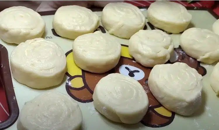 Вземете 1 яйце и 1 чаша кефир. Кифличките с кефир са вкусно домашно приготвено лакомство 1