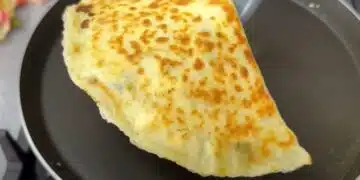 Вкусно мързеливо „Чуду“. Само брашно и вода: Не разточвам тестото, просто го изсипвам в тигана 12