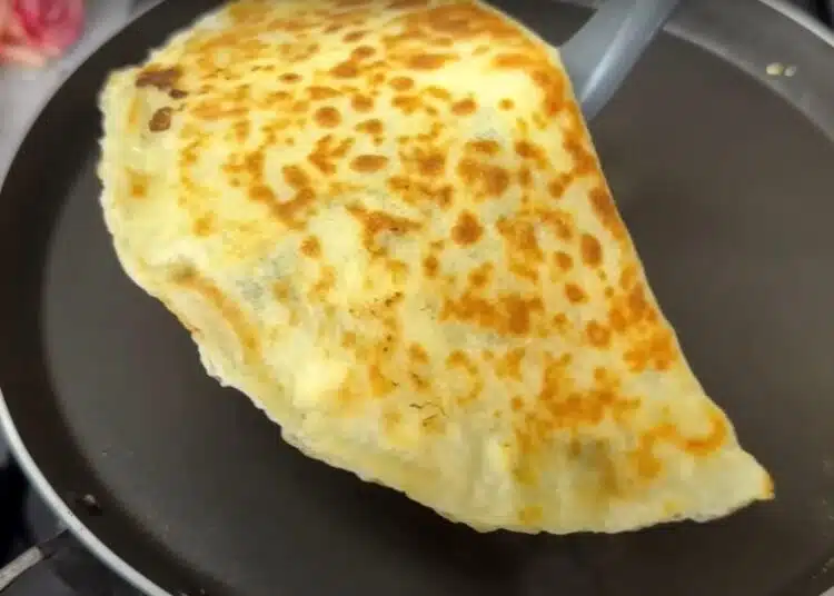 Вкусно мързеливо „Чуду“. Само брашно и вода: Не разточвам тестото, просто го изсипвам в тигана 1