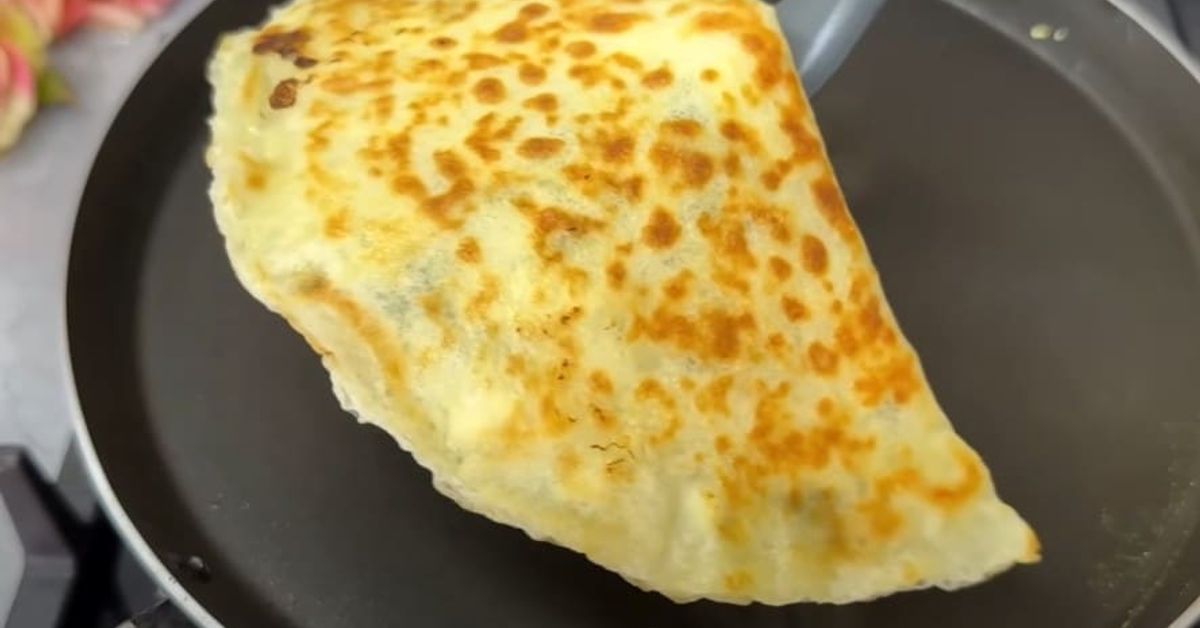 Вкусно мързеливо „Чуду“. Само брашно и вода: Не разточвам тестото, просто го изсипвам в тигана Златиста палачинка се вдига от тиган с шпатула.
