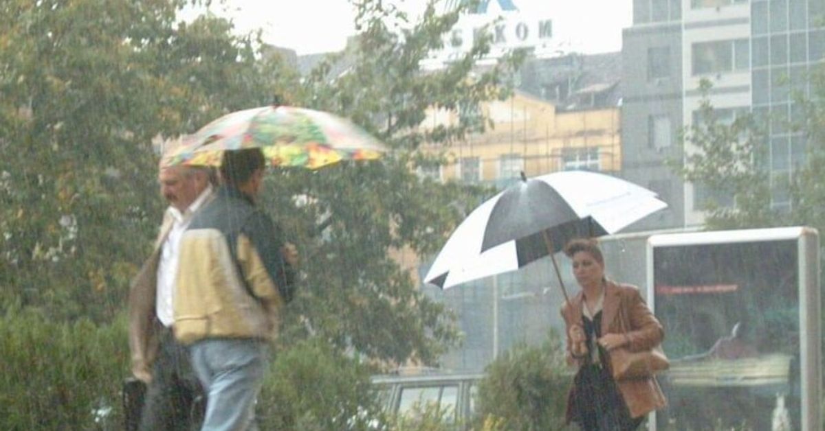 Днес времето полудява, възможна е градушка - пазете колите Хора с чадъри се разхождат по улиците на града под проливен дъжд.