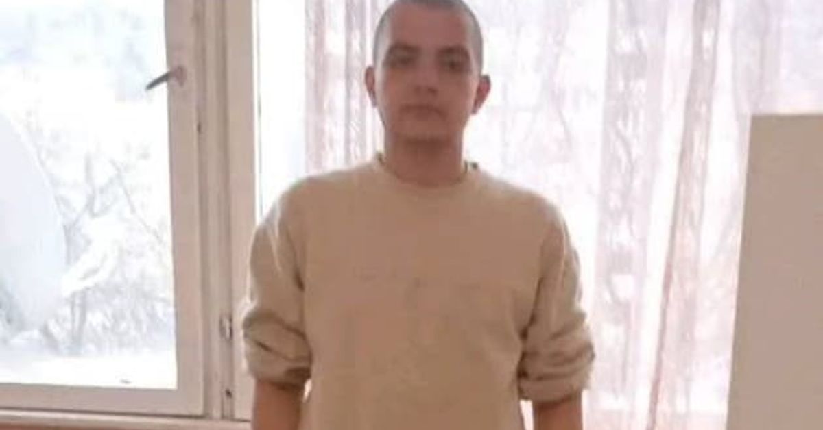 Огромна трагедия с 21 годишния Алекс от Берковица, който бе обявен за издирване Млад мъж с къса коса и бежов пуловер позира пред прозорец.