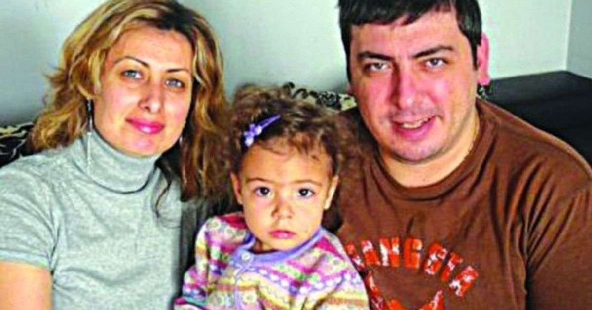 Честито на един от най-обичаните водещи у нас – Герасим Георгиев, познат като Геро! Майка, баща и малкото им момиченце позират за семейна снимка.