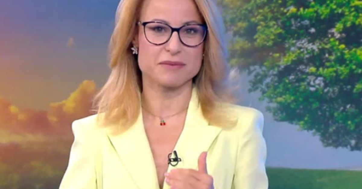 Журналистката Цънцарова в ефир се сбогува със зрителите, ето къде отива Жена с руса коса, очила и жълто сако, жестикулираща в телевизионно студио.