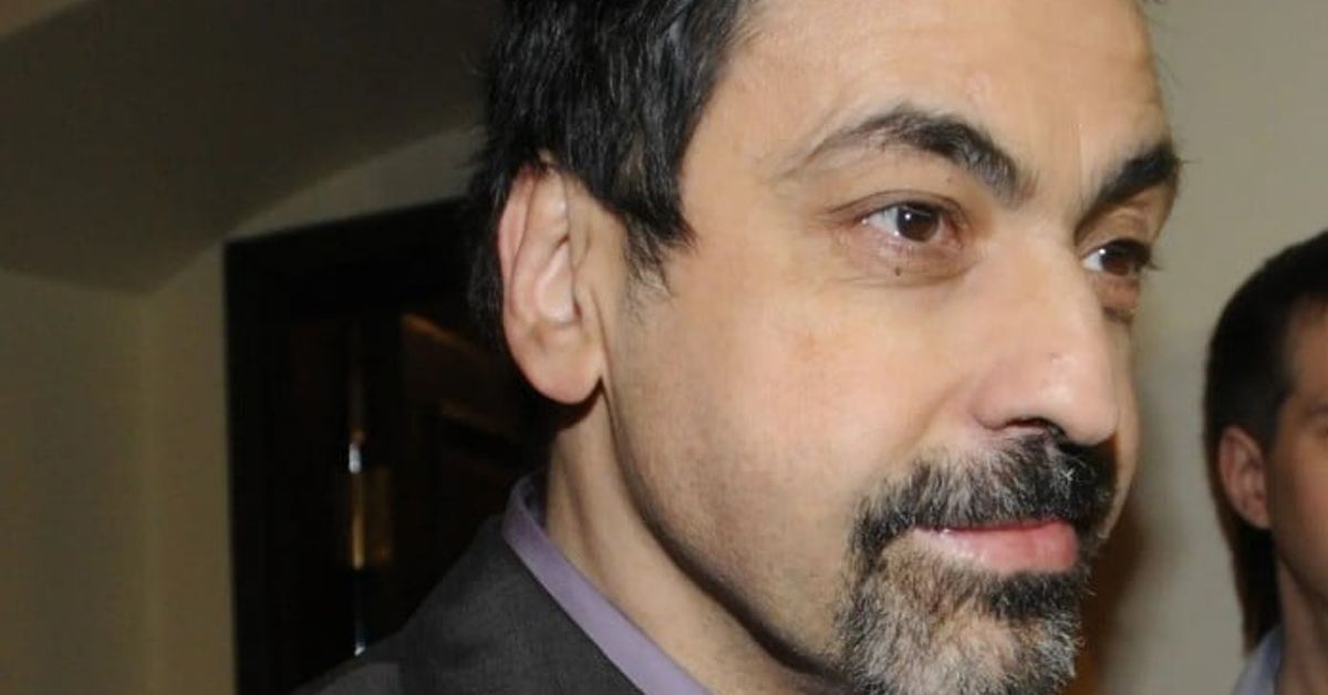 Овен, Рак, Лъв, Везни, Скорпион, Козирог и Риби в хороскопа на Павел Глоба за 29 юли Мъж с тъмна коса, брада и мустаци в лилава риза и тъмен костюм.