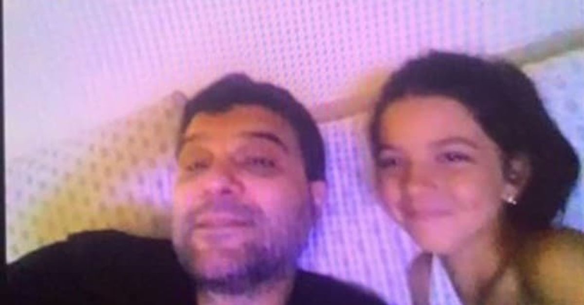 Дъщерята на покойния Тодор Славков просълзи мрежата с умилителна снимка с баща си Усмихнат мъж и момиче заедно, вероятно баща и дъщеря.