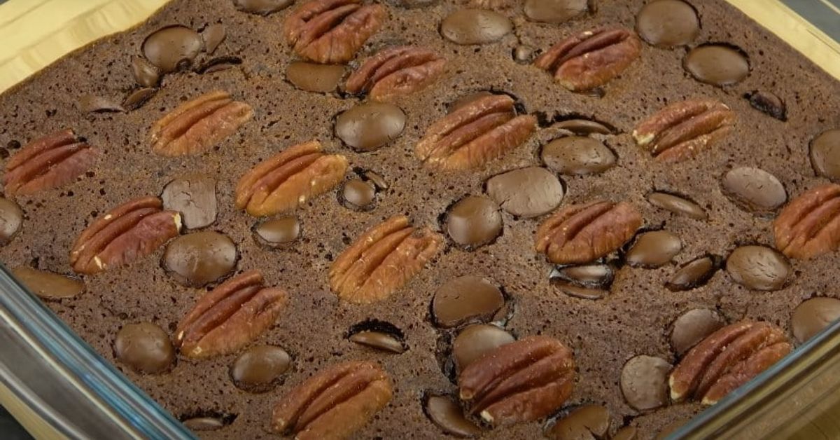 Само банани и какао. Десерт без захар и брашно: Световноизвестна рецепта Брауни със шоколадови парченца и орехи пекан в стъклена тава.