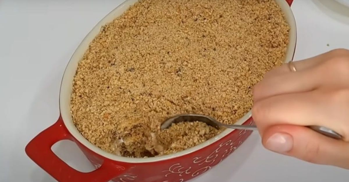 Бисквитена торта без печене. 15-минутна рецепта: Лесна и вкусна с най-простите съставки Ръка гребе десерт с хрупкава поръска от червена тава за печене.