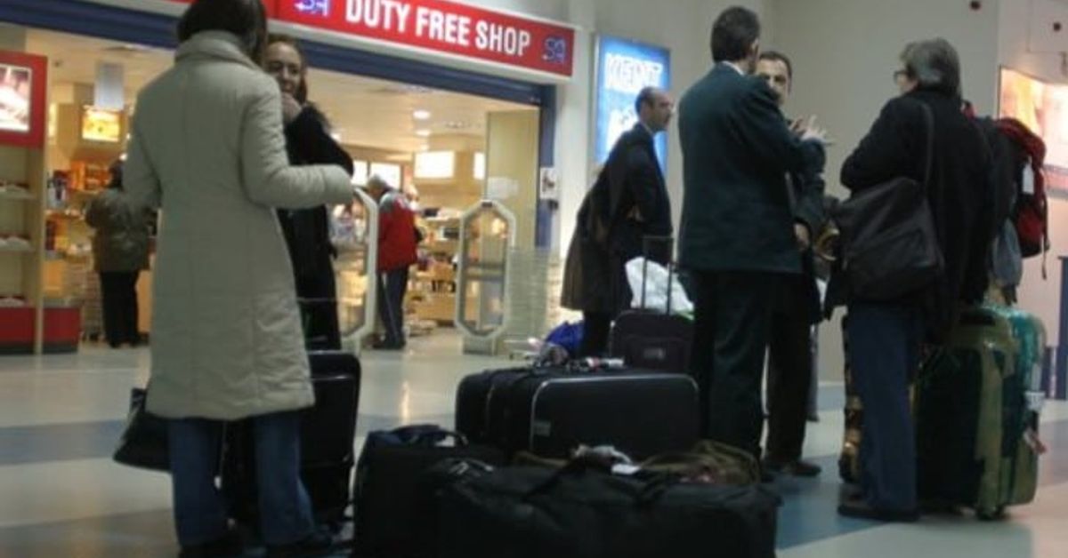 До българите в чужбина – държавата отпуска до 5000 евро на тези, които решат да се върнат в родината Пътници с куфари разговарят пред безмитен магазин на летище.