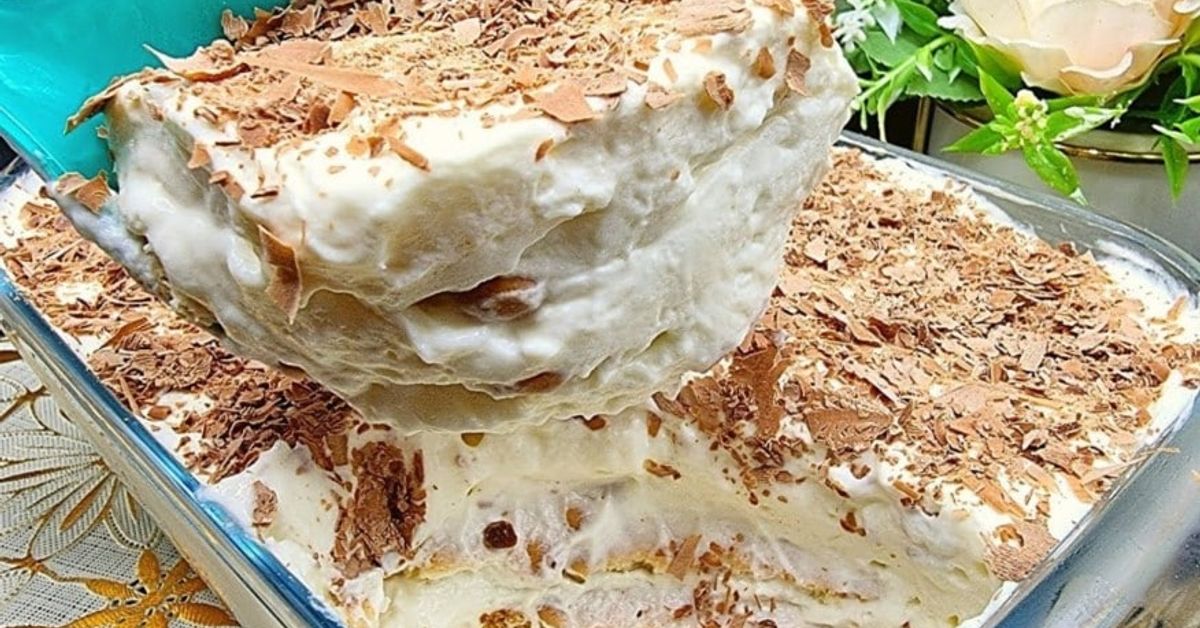 Домашен десерт, който приготвям за 15 минути. Лесно и вкусно, даже не включвам фурна Кремообразен десерт с шоколадови стърготини, сервиран от стъклена тава с шпатула.