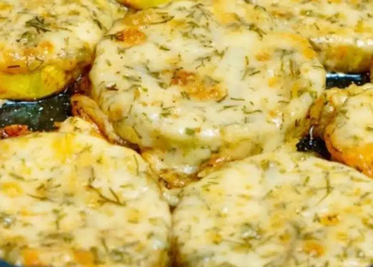 Домашни тиквички, но с обрат! Пека ги с чесън - по-вкусни са от пържени: бърза вечеря за 20 минути 1
