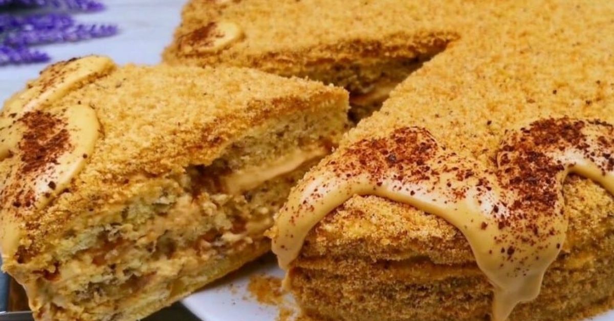 Свекърва ме научи. Лесна кралска торта: най-вкусната рецепта, която става лесно и бързо Многопластова торта с крем, трохи и декорация, с отрязано парче на бяла чиния.