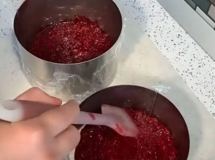 Ароматен и вкусен малинов пълнеж за любим десерт. Най-добрата комбинация се прави по тази рецепта 1