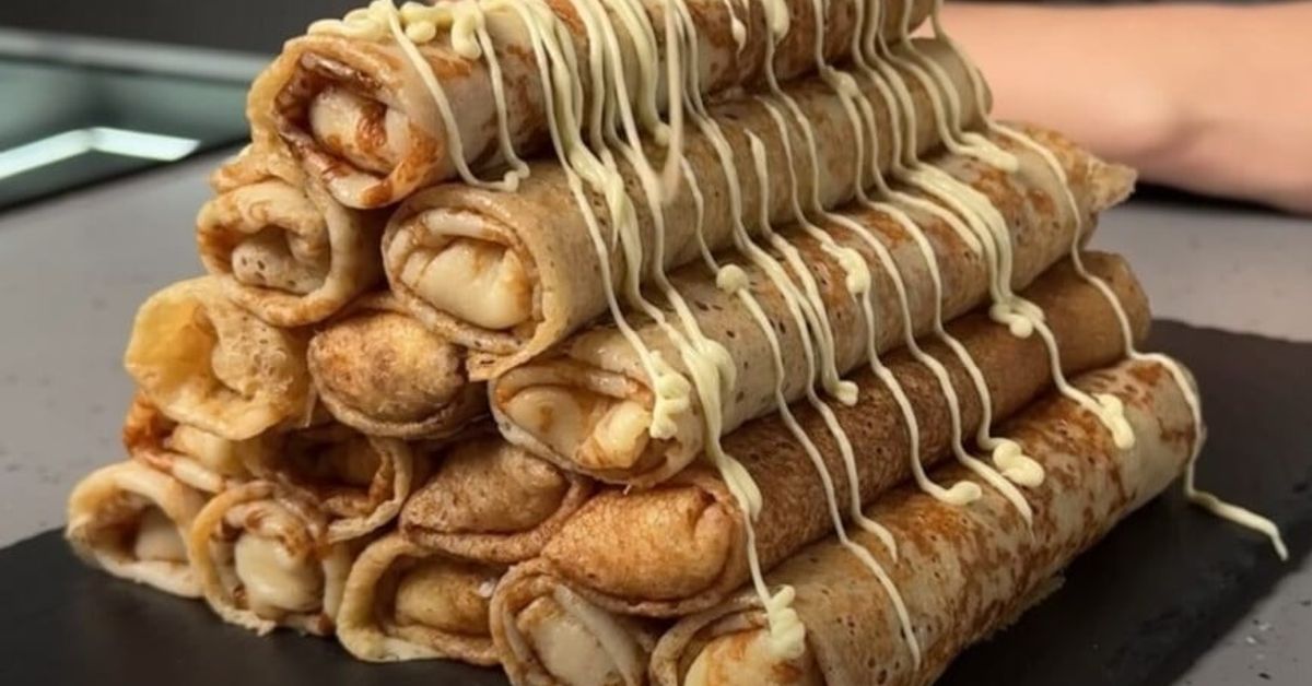 Крехки и вкусни: палачинки с пълнеж Рафаело. Винаги пека двойна порция по тази рецепта Апетитни палачинки ролца с пълнеж, поляти с бял шоколад, подредени на купчина.