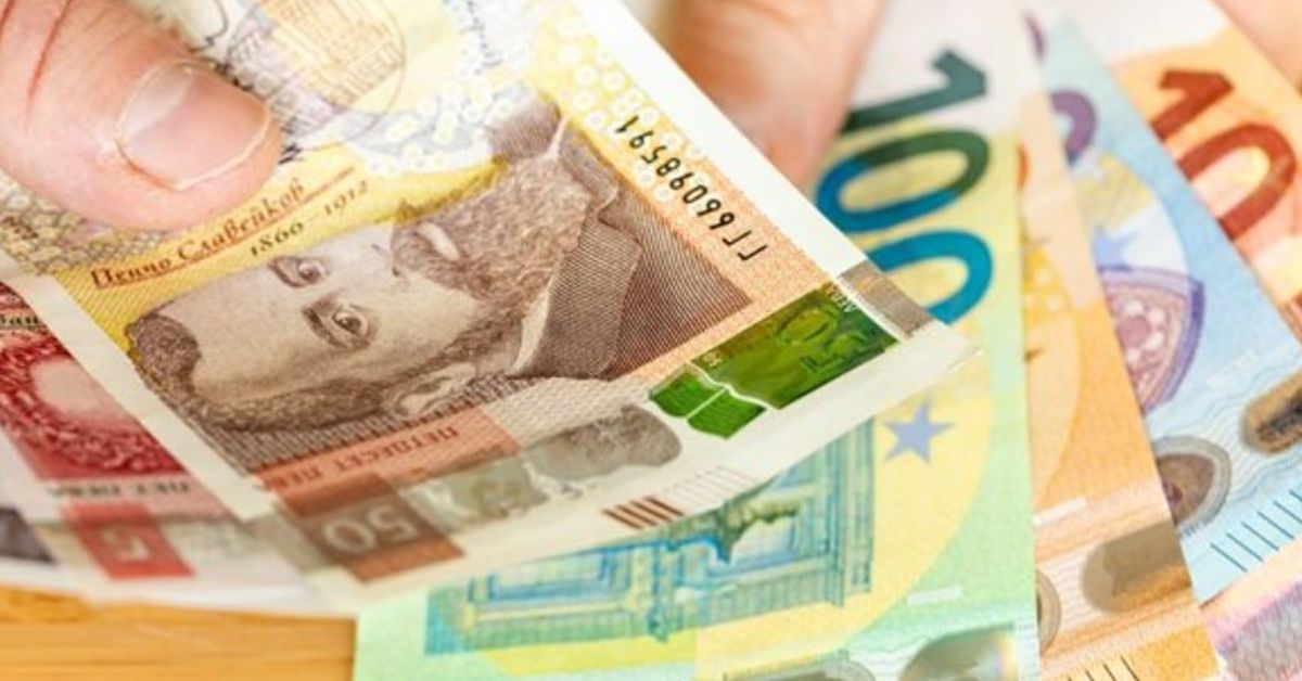 Важна информация за тези с пари по депозит и плащания по банкомат в лева и евро: Бъдете предупредени Ръка държи български левове и евро банкноти.