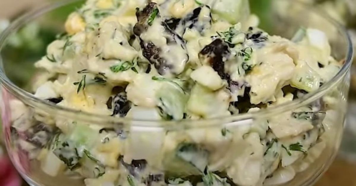 Салата Фифа. Проста, но толкова вкусна: само 4 съставки и 15 минути за готвене Салата с пиле, сини сливи, яйца, краставици и копър, залята с майонеза.
