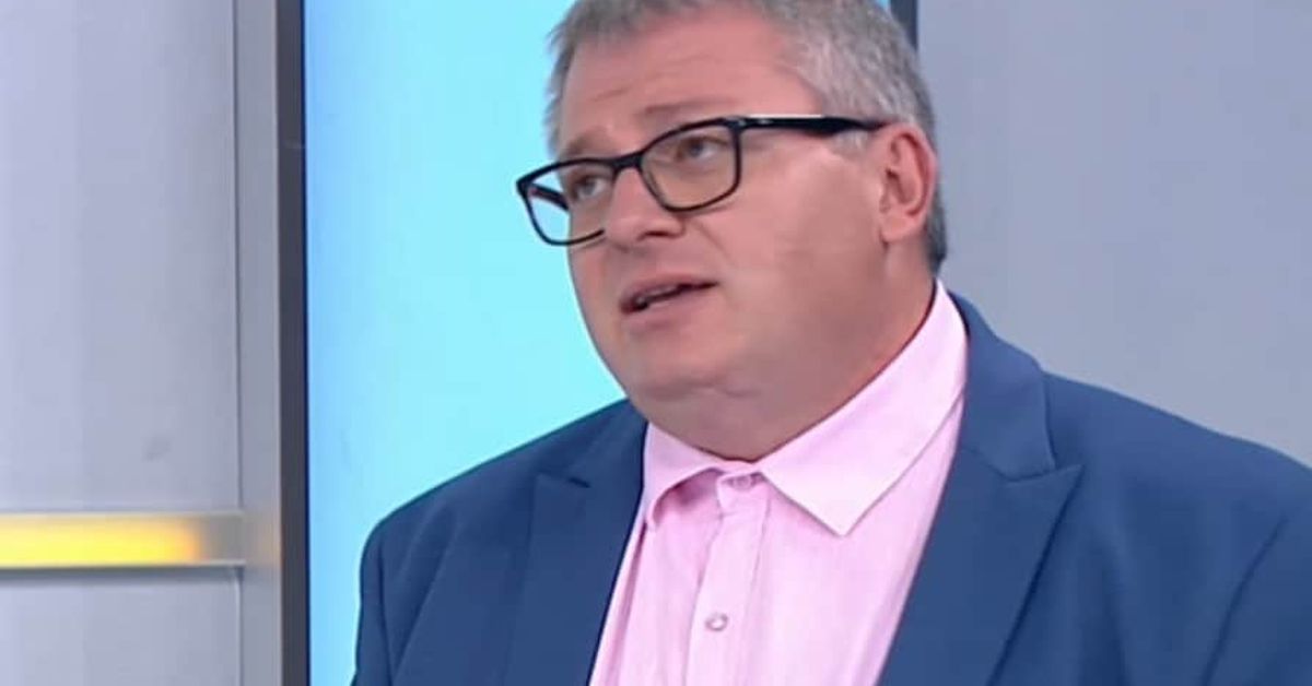 Роден синоптик: В събота идват 43 градуса, бъдете подготвени! Мъж с очила, розова риза и синьо сако в телевизионно студио.