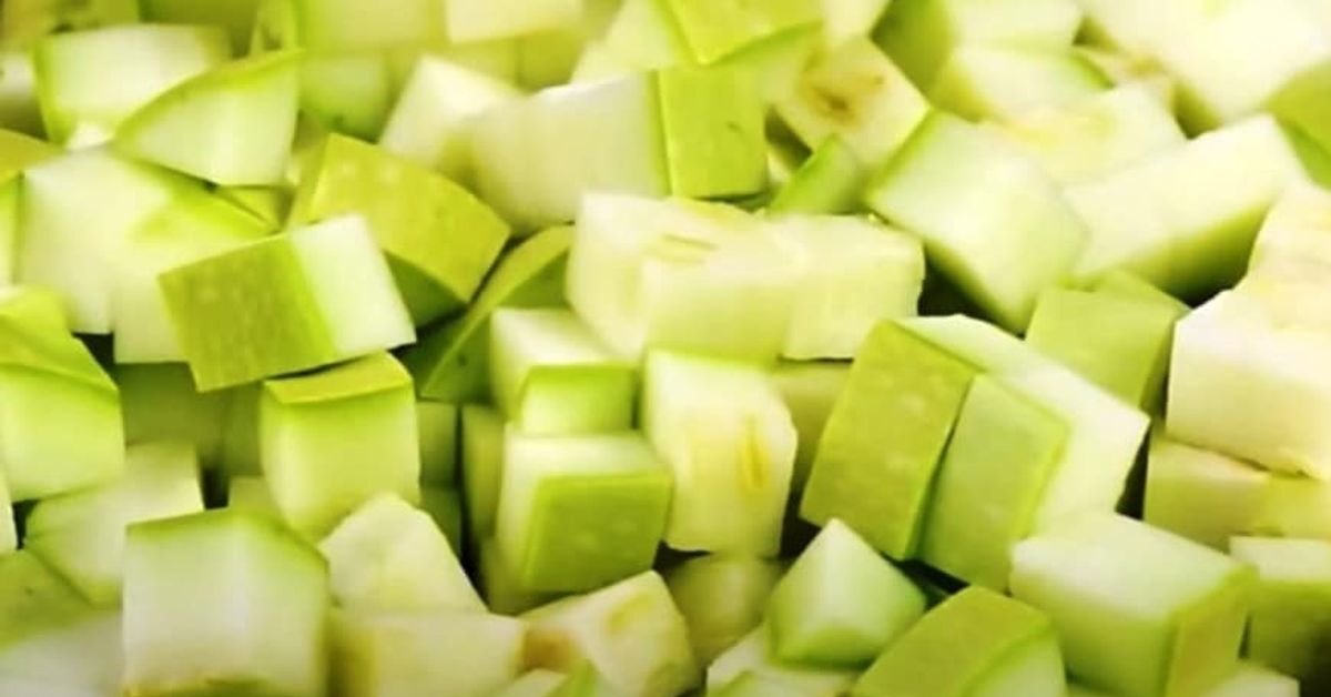 Тиквички в нов формат: сурови, но невероятно вкусни. Летен хит с чесън и ароматен сос Нарязани на кубчета зелени и бели зеленчуци, готови за готвене.