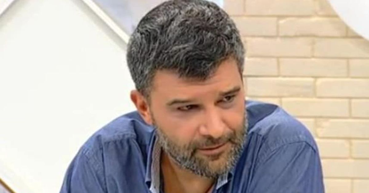 Стана ясно колко време е бил Тодор Славков в къщата за гости в село Асен преди да напусне нашия свят Мъж със сива коса и брада, облечен в синя риза, гледащ настрани.