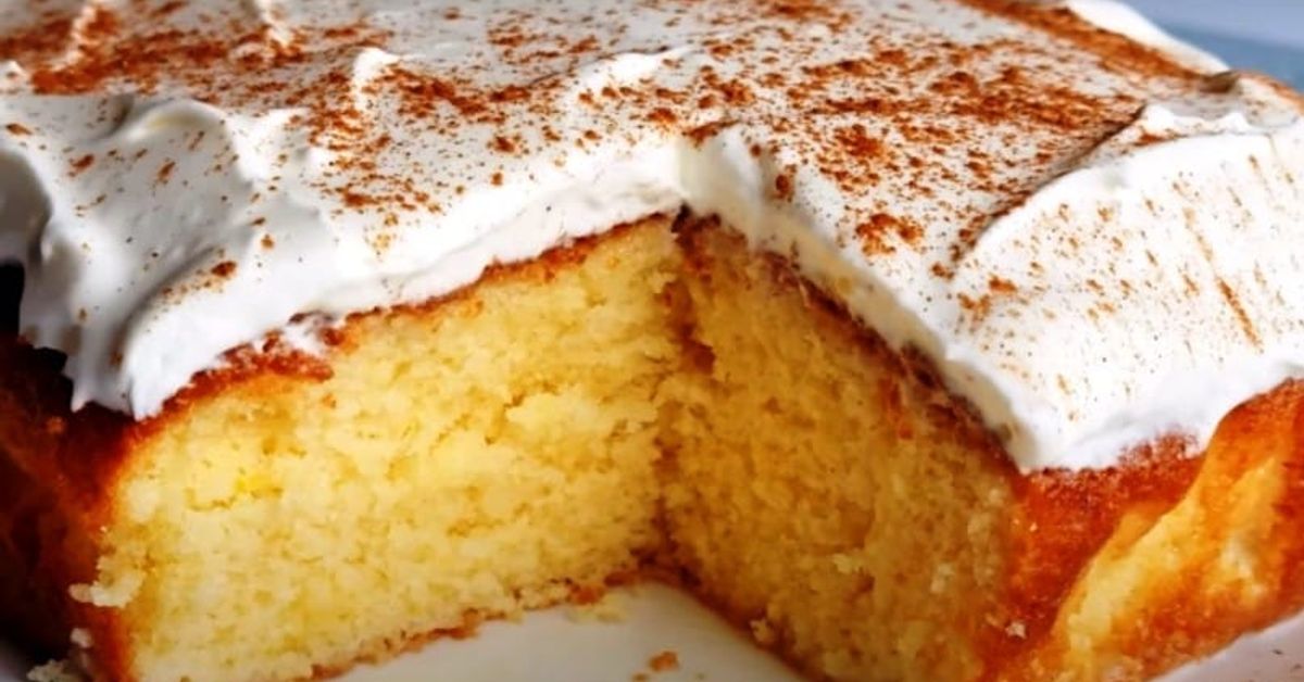 Торта 12 лъжици за 5 минути. Готвя без да меря нищо: невероятно вкусен десерт Влажна торта с бял крем и канела, от която е отрязано парче.