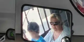 Снимаха жена да управлява тролей с дете в скута си, коментирала и маникюра си с пътничка 3