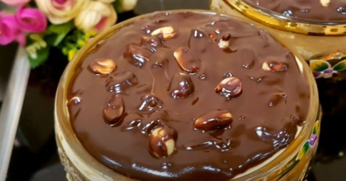 По-вкусен от всяка торта. Популярен мега вкусен десерт Трайфъл, споделям рецептата Десерт с богат шоколадов топинг и хрупкави ядки в елегантна купа.