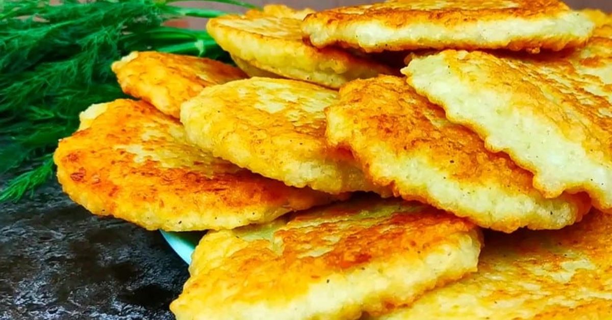 Вкуснотия в тиган от най-обикновен лук. Ястие за закуска или обяд Купчина хрупкави златисти картофени палачинки с ароматен копър.
