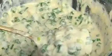 Взимам 2 яйца и правя най-простото тесто. Изсипвам тестото върху зеления лук и вкусна закуска за цялото семейство в тиган е готова 6